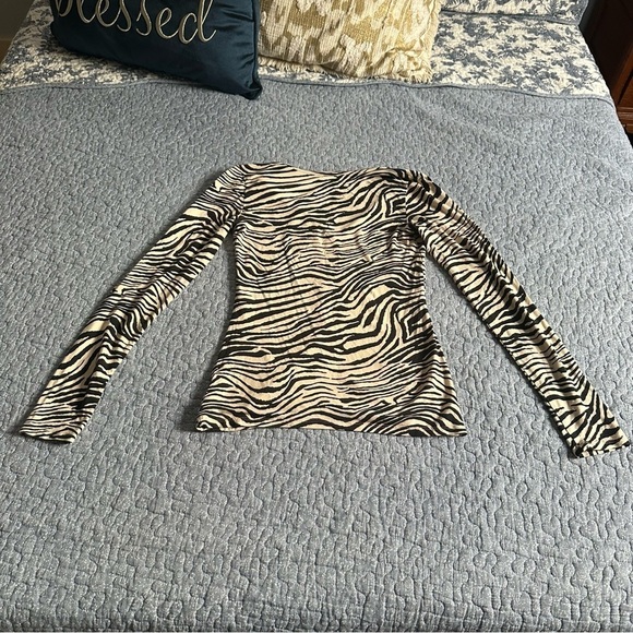 Express Shirt Zebra Print V-Neck Fitted Tee Top Black & Cream Stretchy Y2K Sz S - Picture 6 of 9